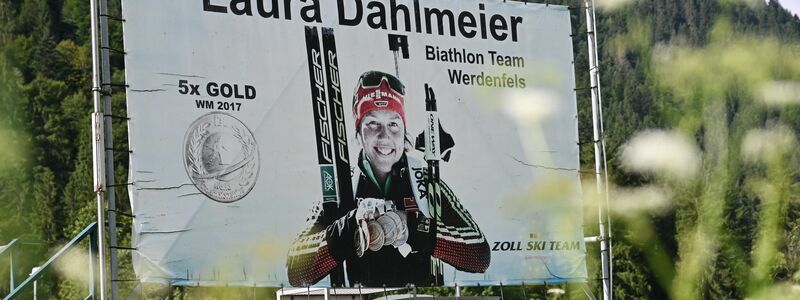 Ein Plakat erinnert unweit von Garmisch-Partenkirchen an die Erfolge Laura Dahlmeiers. - Foto: Str/dpa