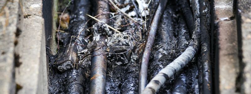 Nach einem Anschlag werden Kabel repariert. (Archivbild) - Foto: Christoph Reichwein/dpa