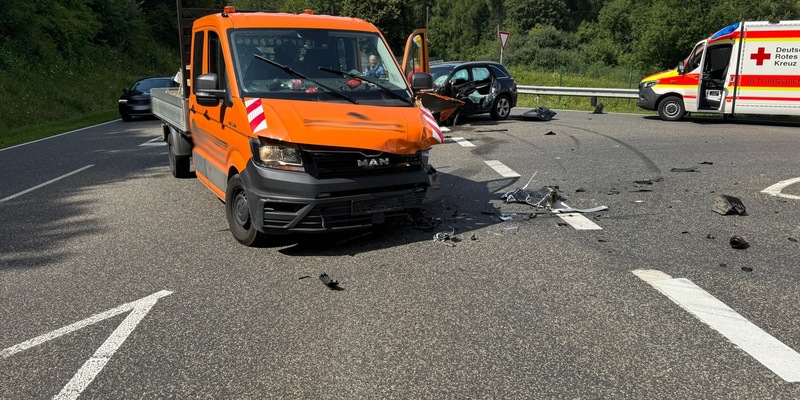 FW VG Westerburg: Verkehrsunfall im Kreuzungsbereich - vier Leichtverletzte - Foto: presseportal.de