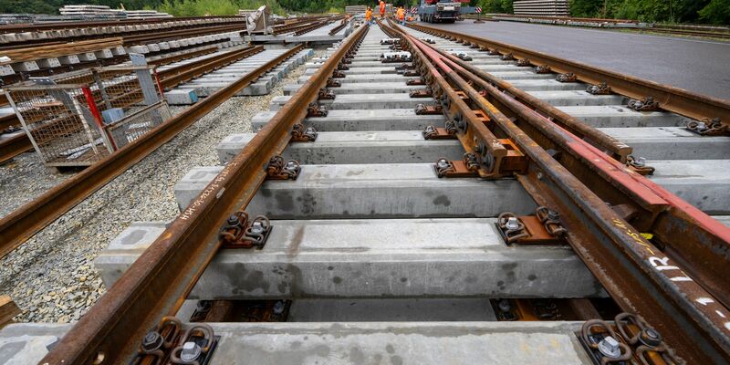 Der letzte Zug ist von der Strecke, nun beginnen die Bauarbeiten zwischen Hamburg und Berlin. (Archivbild) - Foto: Soeren Stache/dpa