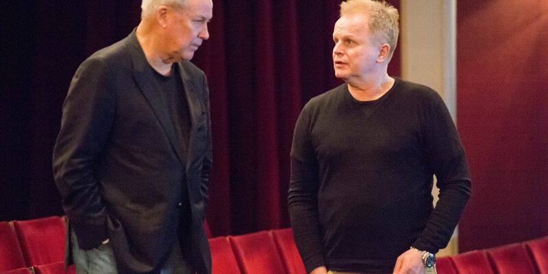 Der Musiker Herbert Grönemeyer (r) und der US-Regisseur Robert Wilson vor zehn Jahren am Berliner Ensemble im Theater am Schiffbauerdamm. (Archivfoto von 2015) - Foto: picture alliance / dpa