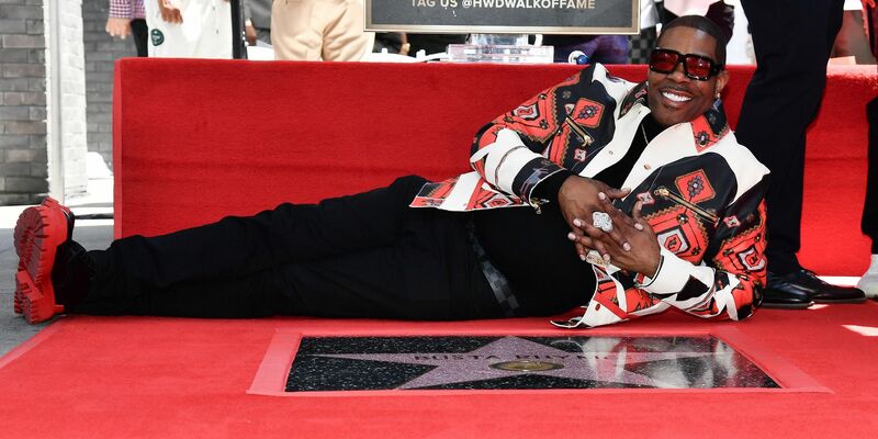  Der Hip-Hop-Star enthüllt auf dem «Walk of Fame» den 2.818. Stern. - Foto: Richard Shotwell/Invision/AP/dpa