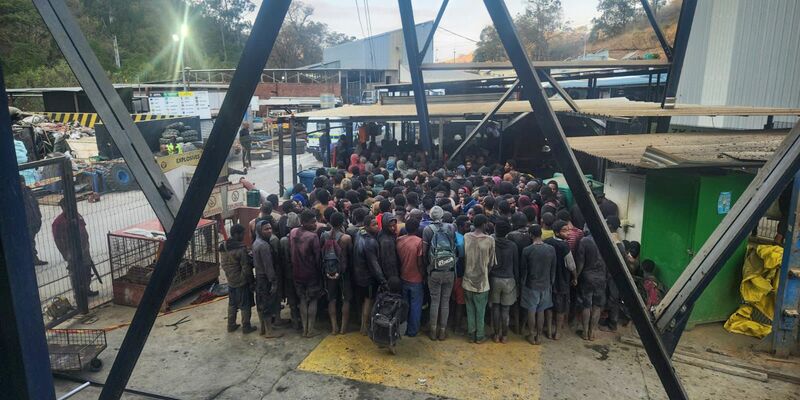 Hunderte illegale Bergleute sind in einer Mine in der südafrikanischen Stadt Barberton festgenommen worden. - Foto: -/SA Police Service/dpa