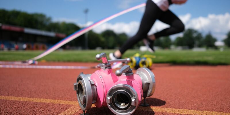 Bei der Eröffnung der Deutschen Feuerwehr-Meisterschaften in Torgau hat es einen Eklat gegeben. Der Feuerwehrverband äußert sich bestürzt. - Foto: Sebastian Willnow/dpa