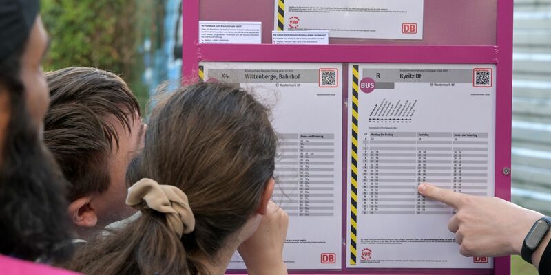 Der Ersatzverkehr mit Bussen läuft laut Bahn stabil. - Foto: Michael Bahlo/dpa