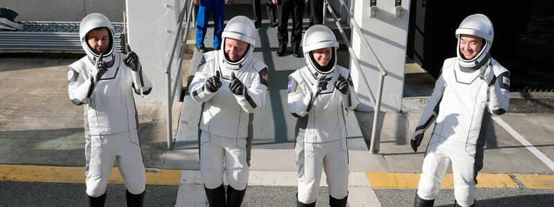 Oleg Platono aus Russland (l-r), Mike Fincke, Zena Cardman, beide aus den USA, und Kimiya Yui aus Japan vor dem Abflug. Sie sollen mehrere Monate auf der ISS arbeiten.  - Foto: John Raoux/AP/dpa