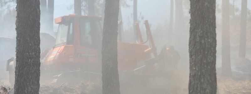 Mit schwerem Gerät wie dieser Planierraupe schlagen Brandbekämpfer Schneisen in die Wälder, um so die Flammen einzudämmen.  - Foto: Juanma Jiménez/EUROPA PRESS/dpa