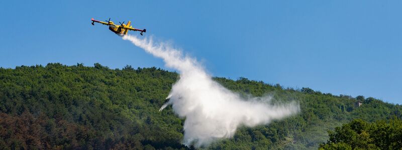 Die Brandbekämpfung aus der Luft ist gerade in unwegsamem Gelände oft die einzige Möglichkeit, die Flammen direkt zu bekämpfen. - Foto: Gianluca Vannicelli/IPA via ZUMA Press/dpa