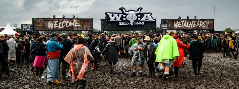 Der Dauerregen zum Start verwandelte das Infield in ein Schlammfeld. - Foto: Frank Molter/dpa