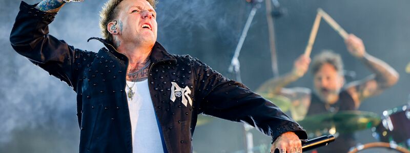 Am Freitagabend brachten Papa Roach das Infield des Festivals zum Kochen.  - Foto: Frank Molter/dpa