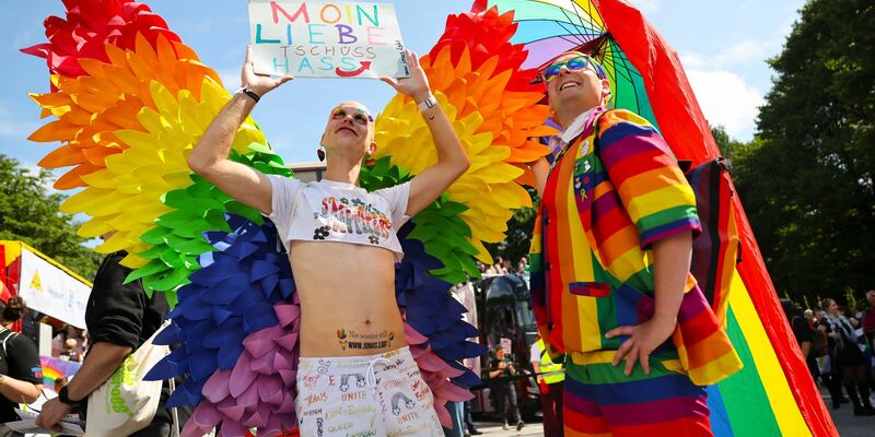 Liebe doch, wen du willst: CSD in Hamburg  - Foto: Christian Charisius/dpa
