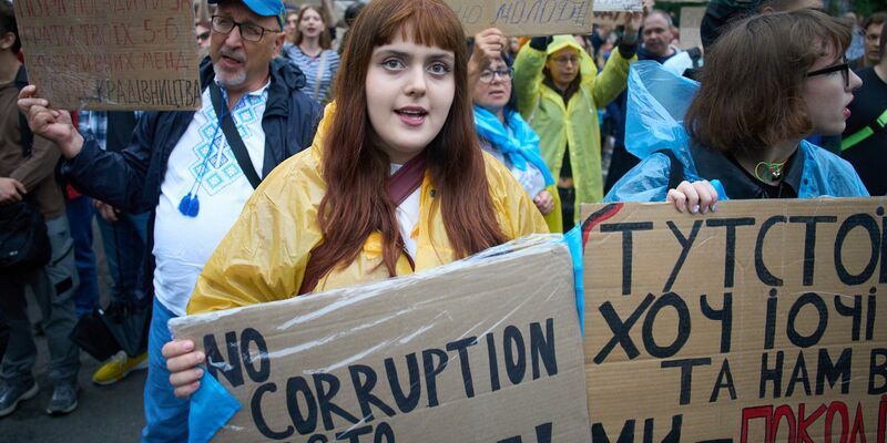 Gegen die ausufernde Korruption in der Ukraine hatte es zuletzt auch die größten Proteste seit Beginn des russischen Angriffskrieges gegeben. (Archivbild) - Foto: Efrem Lukatsky/AP/dpa