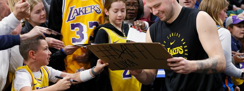 Luka Doncic dankt den Fans für ihre Unterstützung. - Foto: Nate Billings/AP/dpa