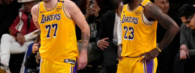Luka Doncic (l) schied mit den Lakers in der vergangenen Saison in den Playoffs früh aus. - Foto: Mark J. Terrill/AP/dpa