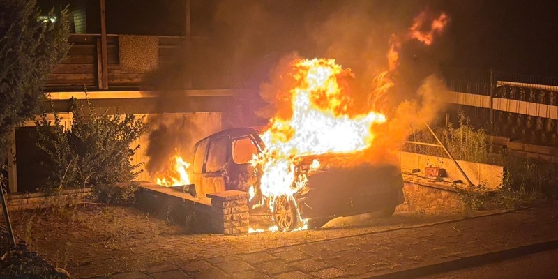 POL-NI: Fahrzeug gerät in Hofeinfahrt in Brand - Foto: presseportal.de
