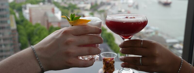 Prost mit Cocktails: Viele berichten einer Umfrage zufolge, dass sie weniger ausgehen und auch weniger ihre Freunde treffen angesichts der Inflation der letzten Jahre. - Foto: Marcus Brandt/dpa