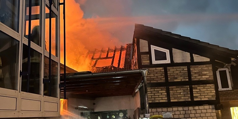 POL-PDNW: Dachstuhl im Vollbrand - Foto: presseportal.de