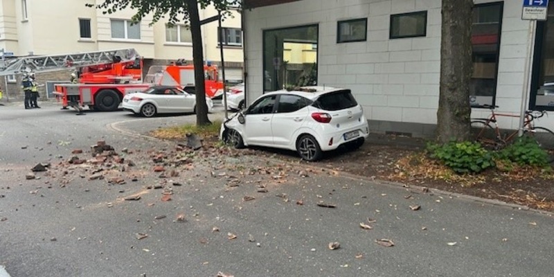 FW Witten: Kaminkopf stürzt auf Pkw - Foto: presseportal.de