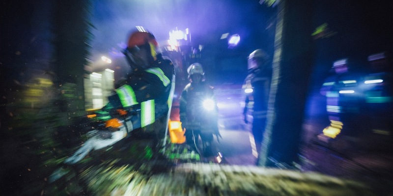 FFW Schwalmtal: Umgestürzter Baum blockiert einzige Zufahrt - Foto: presseportal.de