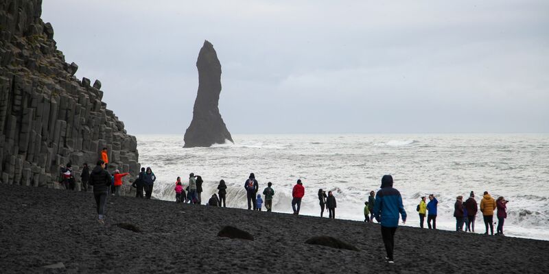 Am Strand Reynisfjara kam es am Wochenende zu einem tragischen Unglück. (Archivbild) - Foto: Steffen Trumpf/dpa