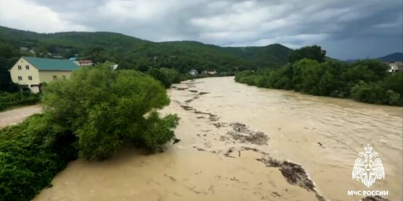Unwetter haben im Kreis Tuapse in der Region Krasnodar zu Überschwemmungen geführt. (Handout) - Foto: -/Russian Emergencies Ministry/dpa