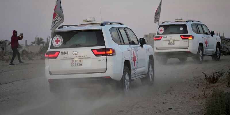 Die Hamas will nun ihren Geiseln, die dem Hungertod nahe sind, Hilfe über das Rote Kreuz zukommen lassen. (Archivbild)  - Foto: Abdel Kareem Hana/AP/dpa