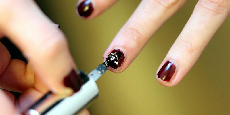 Frau lackiert Fingernägel mit Nagellack (Archiv) - Foto: über dts Nachrichtenagentur