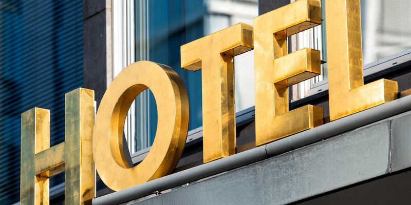 Bis 29. August können sich Gaststätten über «mybookingclaim» registrieren. (Symbolbild) - Foto: Daniel Bockwoldt/dpa