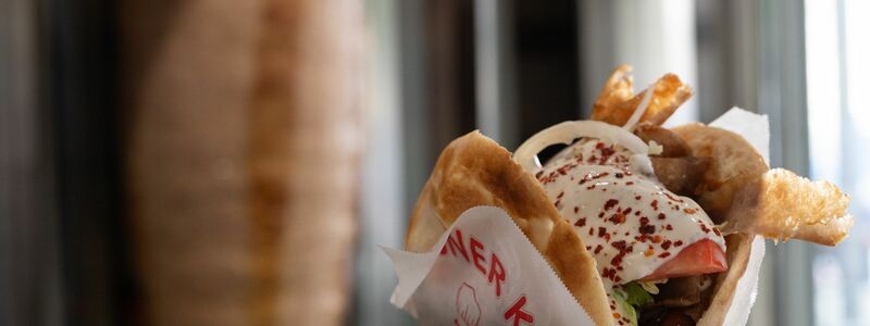 Vom Spieß ins Brot: Ein Mann bereitet einen Döner zu. (Archivbild) - Foto: Markus Lenhardt/dpa
