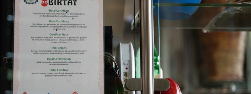Birtat liefert europaweit – mit zertifiziertem Fleisch. Produziert werden die Drehspieße unter harten Bedingungen. (Archivbild) - Foto: Markus Lenhardt/dpa