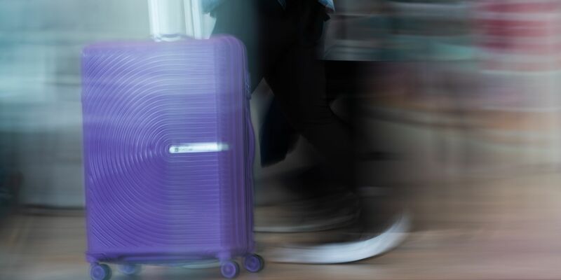Das Kind wurde nur zufällig vom Busfahrer in dem Koffer entdeckt. (Symbolbild) - Foto: Christophe Gateau/dpa