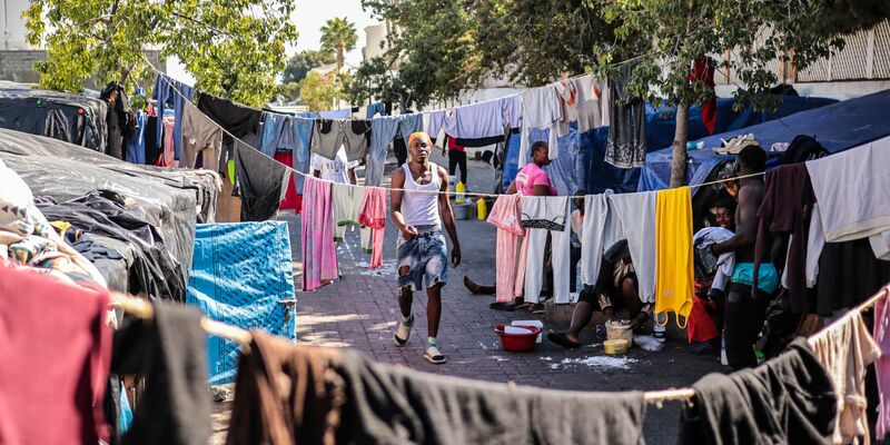 Viele Menschen warten Monate oder Jahre auf eine Überfahrt nach Europa. (Archivbild) - Foto: Hasan Mrad/IMAGESLIVE via ZUMA Press Wire/dpa
