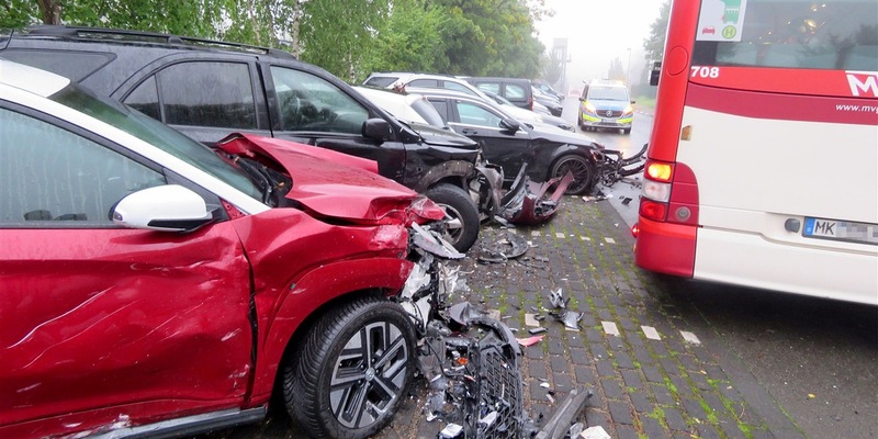POL-MK: 200.000 Euro Schaden: Bus stößt gegen neun geparkte Autos - Foto: presseportal.de