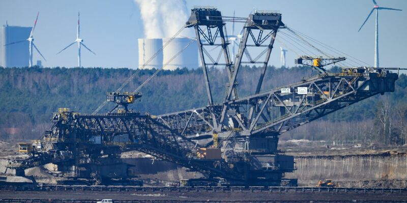 Gaskraftwerke sollen vielerorts Kohlemeiler ersetzen - auch in Ostdeutschland, wie Wirtschaftsministerin Reiche betont. (Archivbild) - Foto: Robert Michael/dpa