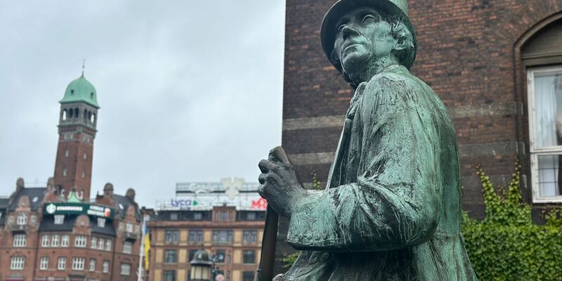 Eine Statue zu Ehren des dänischen Nationaldichters H.C. Andersen steht vor dem Rathaus von Kopenhagen. - Foto: Steffen Trumpf/dpa