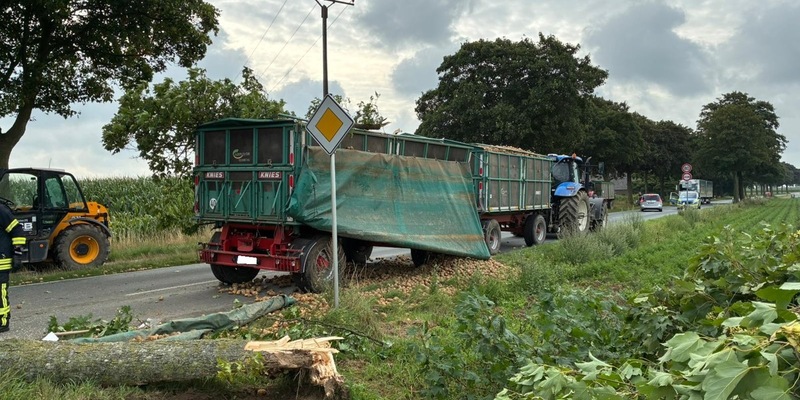 FW-KLE: Verkehrsunfall mit Traktorgespann - Baum stürzt auf Fahrbahn - Foto: presseportal.de