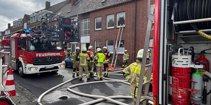 Feuerwehr Goch: Kellerbrand: Feuerwehr führt Person aus Gebäude - Foto: presseportal.de