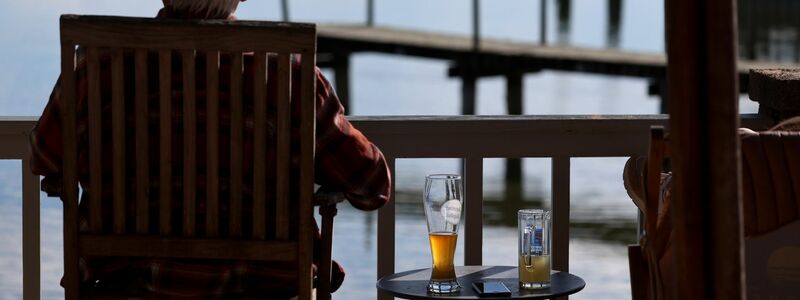 Knapp ein Drittel der Befragten verzichtet vollständig auf Alkohol (Archivbild). - Foto: Karl-Josef Hildenbrand/dpa