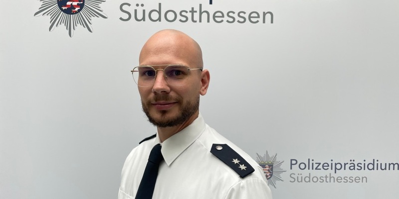 POL-OF: Polizeioberkommissar Maximilian Edelbluth neu in der Pressestelle; Gelöster Anhänger beschädigt grauen Renault; DEIG-Einsatz gewährleistet sichere Ingewahrsamnahme eines 44-Jährigen und mehr - Foto: presseportal.de