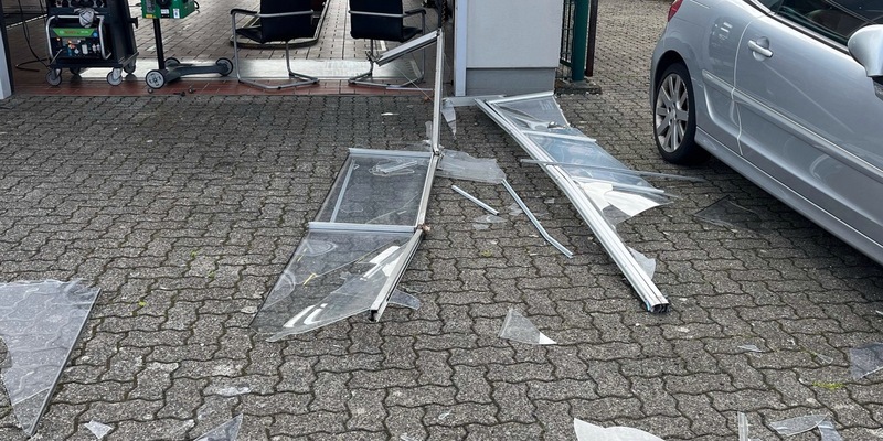 POL-COE: Dülmen, Telgenkamp/ Senior beschädigt mit Auto Hallentor und Autos - Foto: presseportal.de