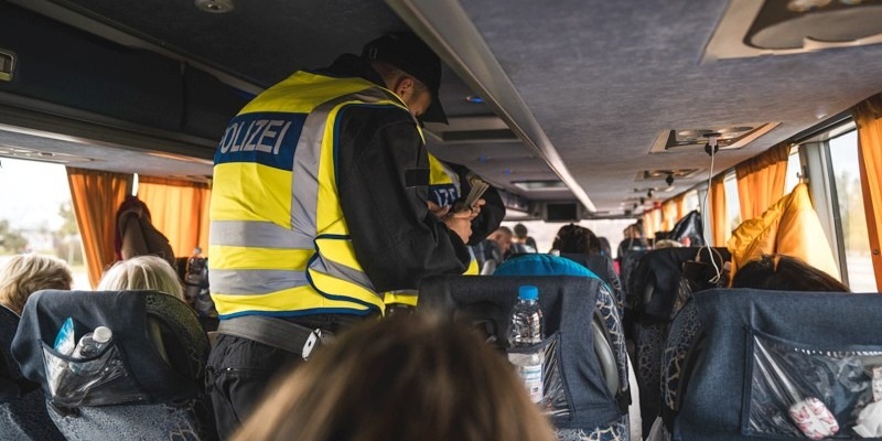 Bundespolizeidirektion München: Zwei Frauen, zwei Haftbefehle aus 2023 / Zwei Festnahmen bei Grenzkontrollen auf Inntalautobahn - Foto: presseportal.de