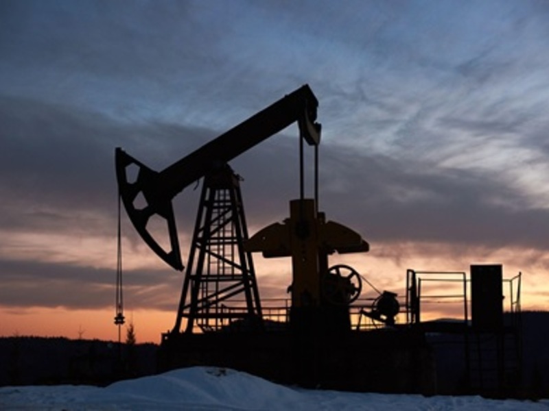 Ölförderpumpen für die physische Rohölförderung und globale Energieversorgung - Foto: Freepik
