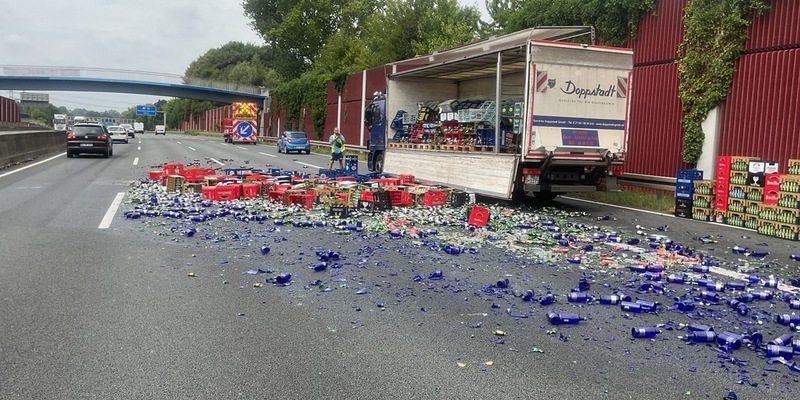 FW-BO: LKW verliert Getränkekisten - Scherbenreicher Unfall auf der A 40 - Foto: presseportal.de