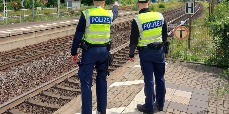 BPOL-HB: Mann sitzt auf Bahnsteigkante: Metronom mit Nothalt - Bundespolizei warnt: Lebensgefahr! - Foto: presseportal.de