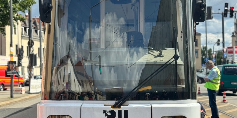 FW Dresden: Straßenbahn entgleist: Einsatzkräfte bringen Tram zurück ins Gleis - Foto: presseportal.de
