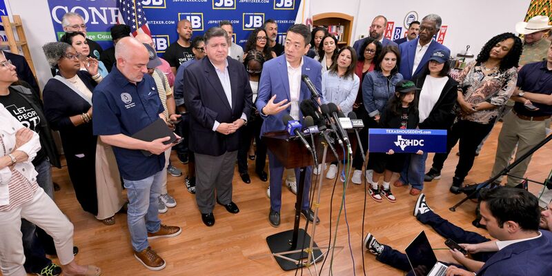 Der demokratische Gouverneur von Illinois, JB Pritzker, bei einer Pressekonferenz mit aus Texas «geflohenen» Demokraten. - Foto: Mark Black/FR171635 AP/AP/dpa