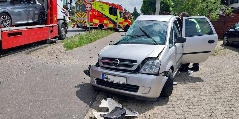 FW Gangelt: Schwerer Verkehrsunfall auf Bundesstraße - Foto: presseportal.de