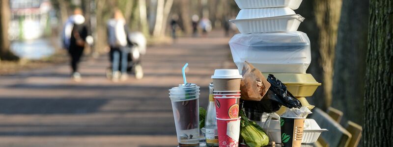Es wird immer noch zu viel Einweg-Plastik produziert und verwendet. (Archivbild)   - Foto: Jens Kalaene/dpa-Zentralbild/ZB