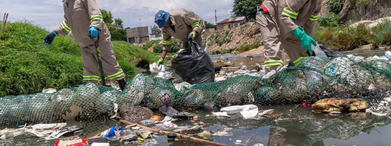 Deutschland ist Greenpeace zufolge der größte Plastikmüllexporteur Europas. (Archivbild) - Foto: Jerome Delay/AP/dpa