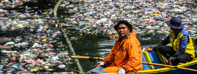 In manchen Ländern ist vor lauter Plastikmüll auf Flüssen kaum noch ein Durchkommen. (Archivbild) - Foto: Dimas Rachmatsyah/ZUMA Press Wire/dpa